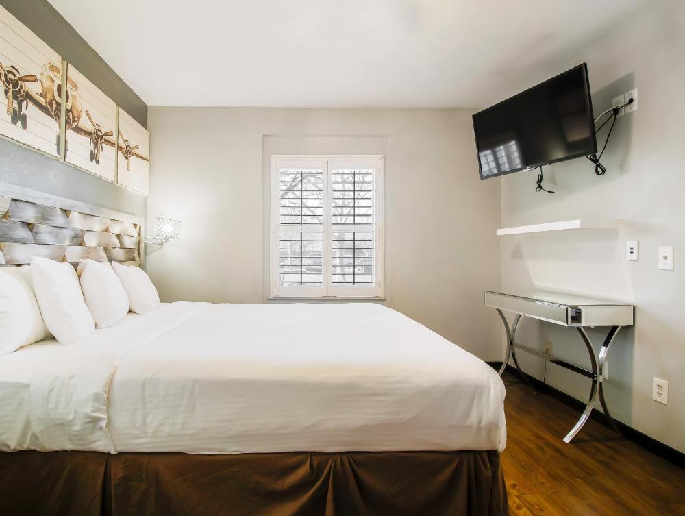 One-Bedroom King Suite - Non-Smoking interior